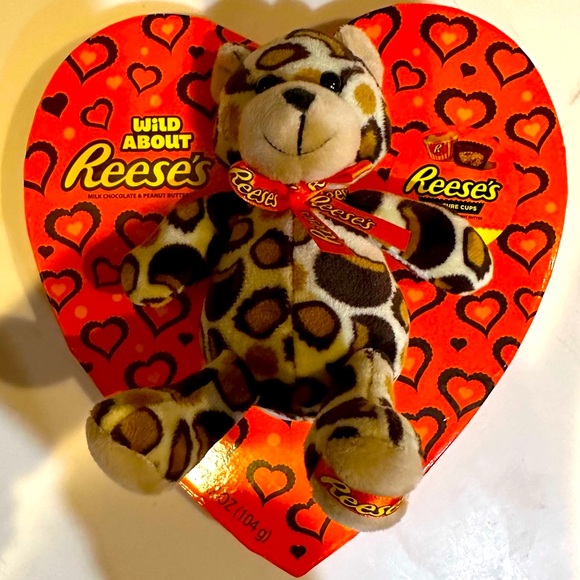 REESES VALENTINE HEART CHOCOLATE BOX W/ PLUSH BEAR COLLECTIBLE GIFT NO CANDY 9” - Picture 7 of 7
